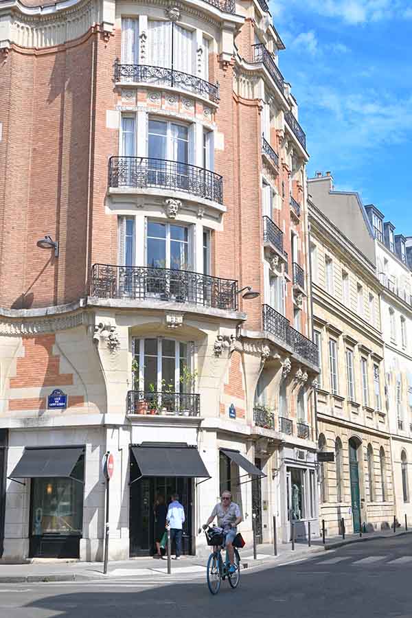 riding-a-bicycle-paris-france