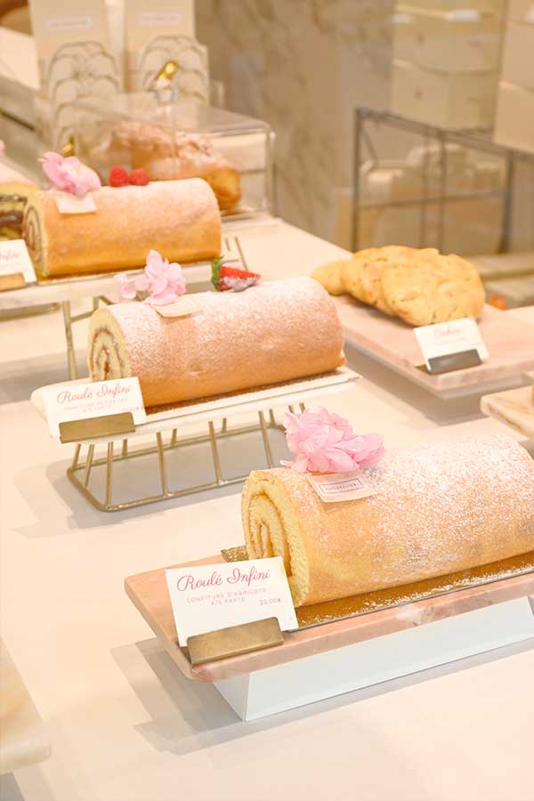 rolled-roule-infini-sponge-cakes-dusted-with-powdered-sugar-in-a-parisian-patisserie