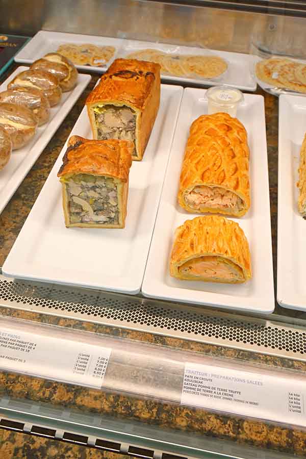 savory-french-pastries-pate-en-croute-and-salmon-coulibiac-on-display-in-a-gourmet-traiteur-case