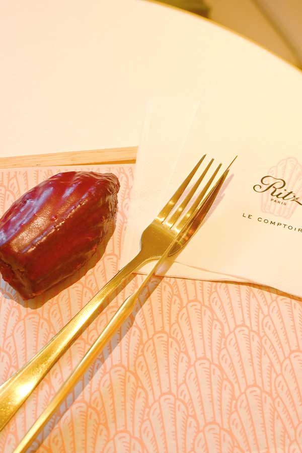 signature-gourmet-madeleine-with-gold-cutlery-at-ritz-paris-le-comptoir