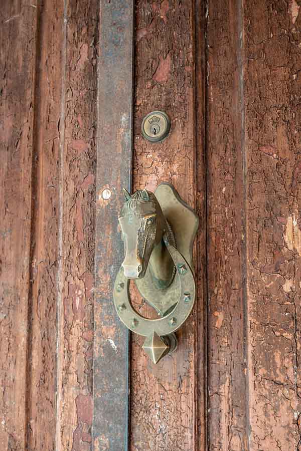 antique-horse-head-door-knocker-symbolizing-vintage-travel