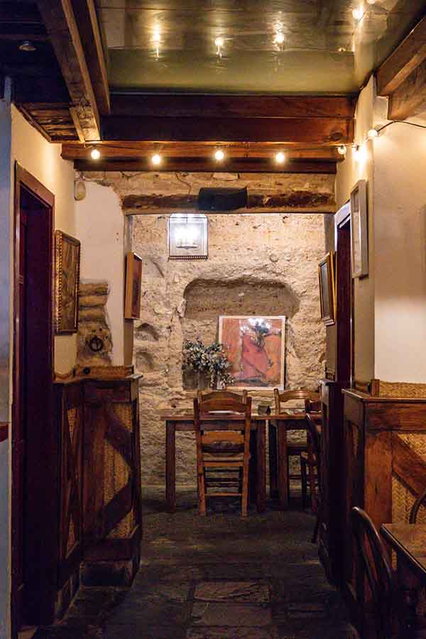 cozy-rustic-interior-dining-space-inviting-vintage-travel
