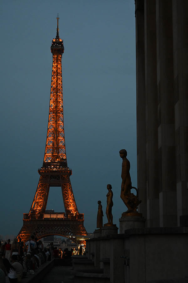 eiffel-tower-at-night-photo