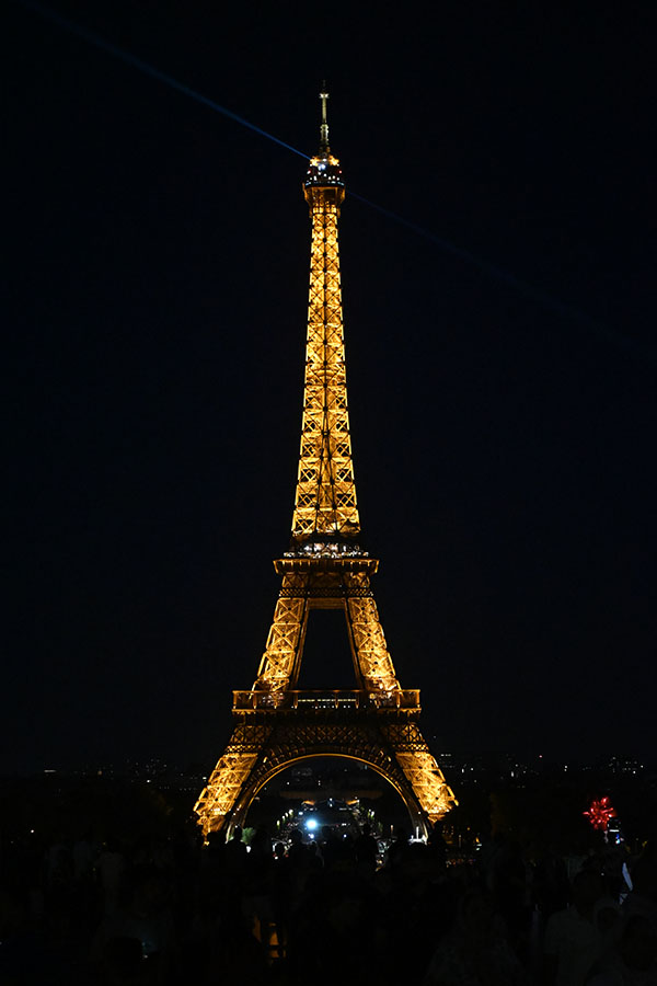 night-photography-centered-full-shot-of-the-glowing-eiffel-tower-at-night