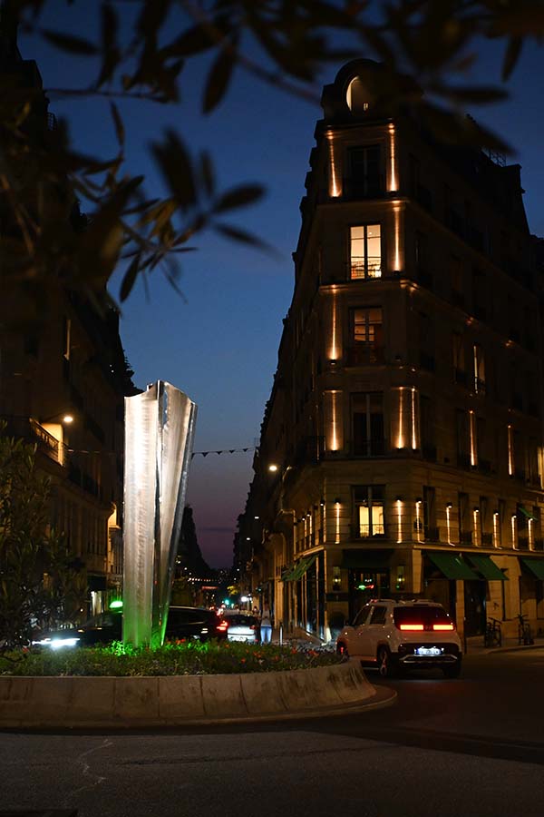 paris-at-night-a-modern-sculpture-and-illuminated-haussmannian-building-at-a-city-intersection