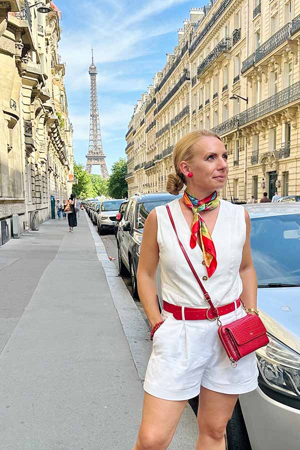paris-outfits-casual-elegqnt-red-scarf